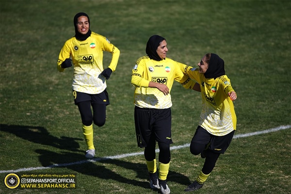 برتری دختران فوتبالسیت سپاهان مقابل زارع باتری سنندج
